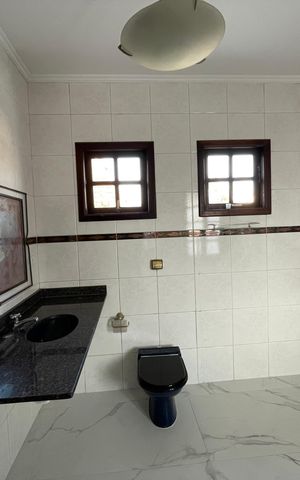 Casa de condomínio para alugar com 326m², 4 quartos e 6 vagasBanheiro da Suíte 1