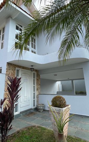 Casa de condomínio para alugar com 326m², 4 quartos e 6 vagasFachada