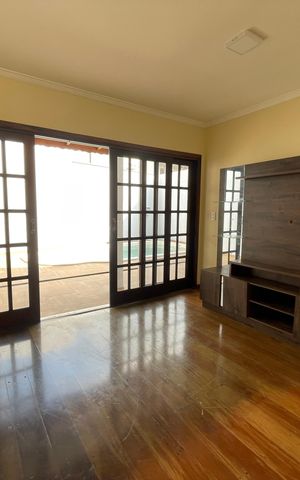 Casa de condomínio para alugar com 326m², 4 quartos e 6 vagasSala 2