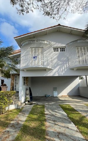 Casa de condomínio para alugar com 326m², 4 quartos e 6 vagasPlaca