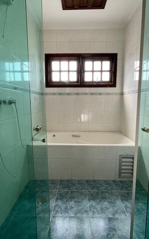 Casa de condomínio para alugar com 326m², 4 quartos e 6 vagasBanheiro Social
