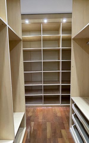 Casa de condomínio para alugar com 326m², 4 quartos e 6 vagasCloset da suíte 1