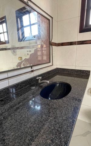 Casa de condomínio para alugar com 326m², 4 quartos e 6 vagasBanheiro da Suíte 1