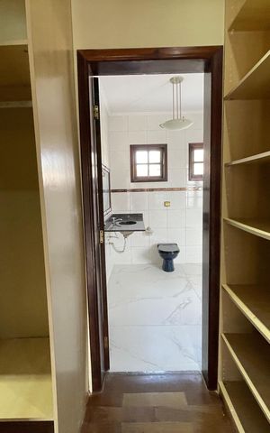 Casa de condomínio para alugar com 326m², 4 quartos e 6 vagasBanheiro da Suíte 1