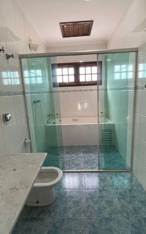 Casa de condomínio para alugar com 326m², 4 quartos e 6 vagasBanheiro Social