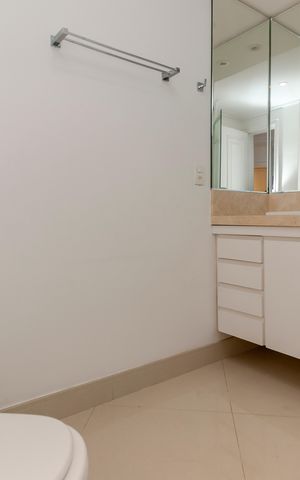 Apartamento à venda com 240m², 3 quartos e 3 vagas Apartamento à venda com 240m², 3 quartos e 3 vagasBanheiro da Suíte 2