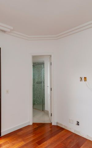 Apartamento à venda com 240m², 3 quartos e 3 vagas Apartamento à venda com 240m², 3 quartos e 3 vagasSuíte 2