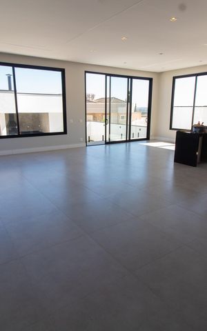 Casa de condomínio à venda com 411m², 4 quartos e 4 vagas Casa de condomínio à venda com 411m², 4 quartos e 4 vagasSala