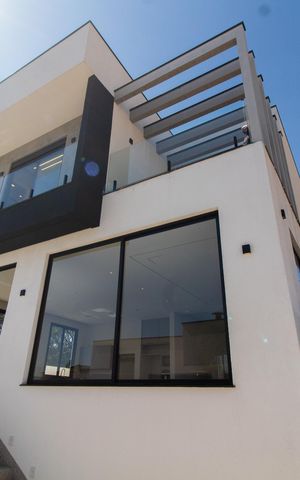 Casa de condomínio à venda com 411m², 4 quartos e 4 vagas Casa de condomínio à venda com 411m², 4 quartos e 4 vagasÁrea Externa
