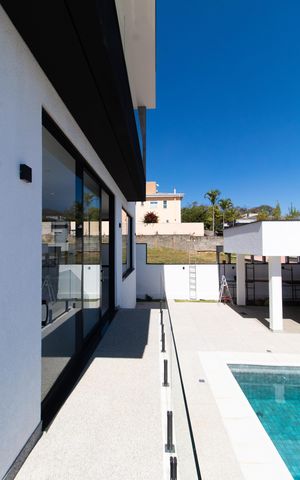 Casa de condomínio à venda com 411m², 4 quartos e 4 vagas Casa de condomínio à venda com 411m², 4 quartos e 4 vagasÁrea Externa