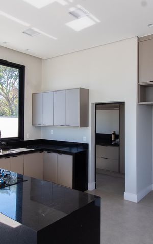 Casa de condomínio à venda com 411m², 4 quartos e 4 vagas Casa de condomínio à venda com 411m², 4 quartos e 4 vagasCozinha