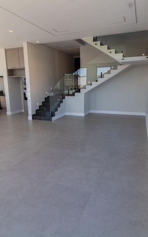 Casa de condomínio à venda com 411m², 4 quartos e 4 vagas Casa de condomínio à venda com 411m², 4 quartos e 4 vagasSala