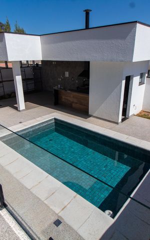 Casa de condomínio à venda com 411m², 4 quartos e 4 vagas Casa de condomínio à venda com 411m², 4 quartos e 4 vagasÁrea Externa