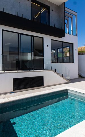 Casa de condomínio à venda com 411m², 4 quartos e 4 vagas Casa de condomínio à venda com 411m², 4 quartos e 4 vagasÁrea comum