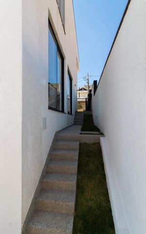 Casa de condomínio à venda com 411m², 4 quartos e 4 vagas Casa de condomínio à venda com 411m², 4 quartos e 4 vagasÁrea Externa