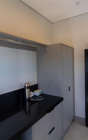 Casa de condomínio à venda com 411m², 4 quartos e 4 vagas Casa de condomínio à venda com 411m², 4 quartos e 4 vagasÁrea de Serviço