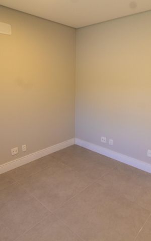 Casa de condomínio à venda com 411m², 4 quartos e 4 vagas Casa de condomínio à venda com 411m², 4 quartos e 4 vagasEscritório