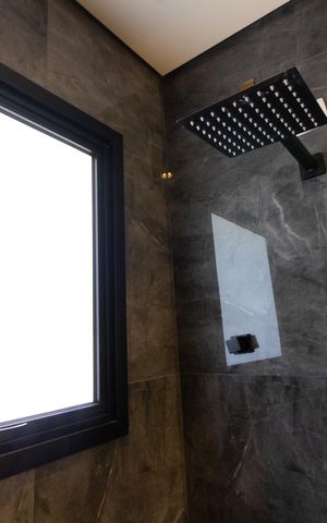 Casa de condomínio à venda com 411m², 4 quartos e 4 vagas Casa de condomínio à venda com 411m², 4 quartos e 4 vagasBanheiro da Suíte 4