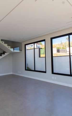 Casa de condomínio à venda com 411m², 4 quartos e 4 vagas Casa de condomínio à venda com 411m², 4 quartos e 4 vagasSala