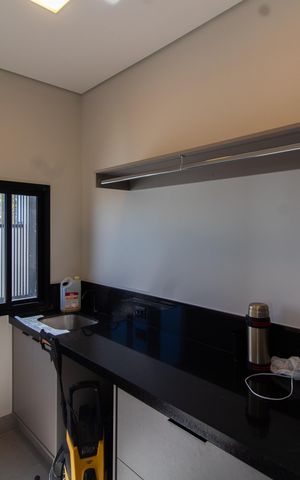 Casa de condomínio à venda com 411m², 4 quartos e 4 vagas Casa de condomínio à venda com 411m², 4 quartos e 4 vagasÁrea de Serviço