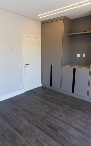 Casa de condomínio à venda com 411m², 4 quartos e 4 vagas Casa de condomínio à venda com 411m², 4 quartos e 4 vagasSuíte 1