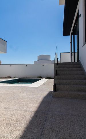 Casa de condomínio à venda com 411m², 4 quartos e 4 vagas Casa de condomínio à venda com 411m², 4 quartos e 4 vagasÁrea Externa