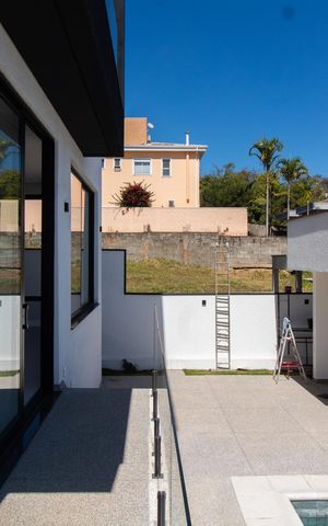Casa de condomínio à venda com 411m², 4 quartos e 4 vagas Casa de condomínio à venda com 411m², 4 quartos e 4 vagasÁrea Externa