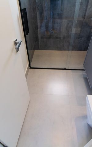 Casa de condomínio à venda com 411m², 4 quartos e 4 vagas Casa de condomínio à venda com 411m², 4 quartos e 4 vagasBanheiro da Suíte 1