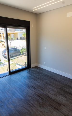 Casa de condomínio à venda com 411m², 4 quartos e 4 vagas Casa de condomínio à venda com 411m², 4 quartos e 4 vagasSuíte 4