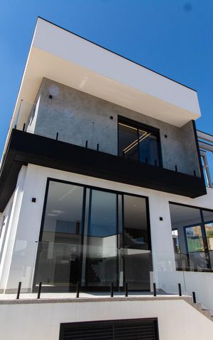 Casa de condomínio à venda com 411m², 4 quartos e 4 vagas Casa de condomínio à venda com 411m², 4 quartos e 4 vagasÁrea comum