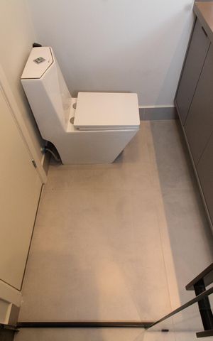 Casa de condomínio à venda com 411m², 4 quartos e 4 vagas Casa de condomínio à venda com 411m², 4 quartos e 4 vagasBanheiro da Suíte 2