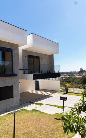 Casa de condomínio à venda com 411m², 4 quartos e 4 vagas Casa de condomínio à venda com 411m², 4 quartos e 4 vagasFachada