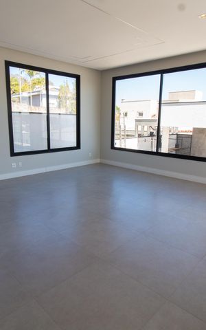 Casa de condomínio à venda com 411m², 4 quartos e 4 vagas Casa de condomínio à venda com 411m², 4 quartos e 4 vagasSala