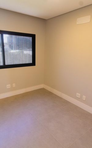 Casa de condomínio à venda com 411m², 4 quartos e 4 vagas Casa de condomínio à venda com 411m², 4 quartos e 4 vagasEscritório