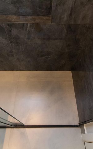 Casa de condomínio à venda com 411m², 4 quartos e 4 vagas Casa de condomínio à venda com 411m², 4 quartos e 4 vagasBanheiro da Suíte 2