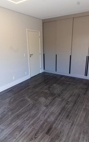 Casa de condomínio à venda com 411m², 4 quartos e 4 vagas Casa de condomínio à venda com 411m², 4 quartos e 4 vagasSuíte 3