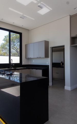 Casa de condomínio à venda com 411m², 4 quartos e 4 vagas Casa de condomínio à venda com 411m², 4 quartos e 4 vagasCozinha
