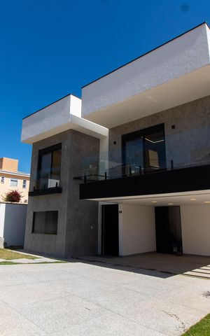 Casa de condomínio à venda com 411m², 4 quartos e 4 vagas Casa de condomínio à venda com 411m², 4 quartos e 4 vagasFachada