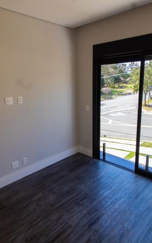 Casa de condomínio à venda com 411m², 4 quartos e 4 vagas Casa de condomínio à venda com 411m², 4 quartos e 4 vagasSuíte 4