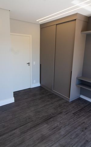 Casa de condomínio à venda com 411m², 4 quartos e 4 vagas Casa de condomínio à venda com 411m², 4 quartos e 4 vagasSuíte 2