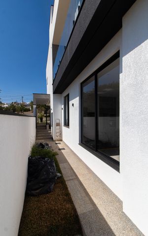 Casa de condomínio à venda com 411m², 4 quartos e 4 vagas Casa de condomínio à venda com 411m², 4 quartos e 4 vagasÁrea Externa