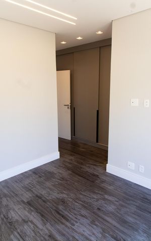 Casa de condomínio à venda com 411m², 4 quartos e 4 vagas Casa de condomínio à venda com 411m², 4 quartos e 4 vagasSuíte 4