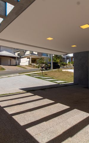 Casa de condomínio à venda com 411m², 4 quartos e 4 vagas Casa de condomínio à venda com 411m², 4 quartos e 4 vagasÁrea comum