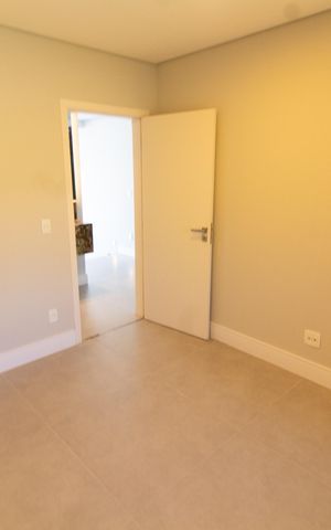 Casa de condomínio à venda com 411m², 4 quartos e 4 vagas Casa de condomínio à venda com 411m², 4 quartos e 4 vagasEscritório