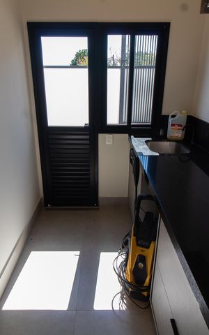 Casa de condomínio à venda com 411m², 4 quartos e 4 vagas Casa de condomínio à venda com 411m², 4 quartos e 4 vagasÁrea de Serviço