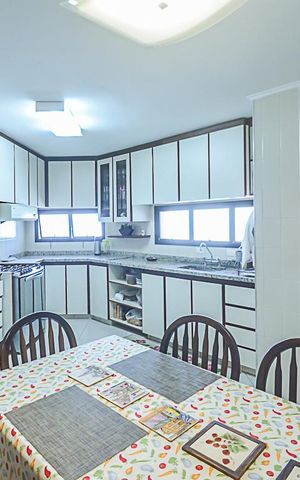 Apartamento à venda com 221m², 4 quartos e 3 vagas Apartamento à venda com 221m², 4 quartos e 3 vagasCozinha