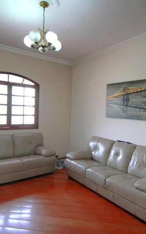 Casa à venda com 300m², 5 quartos e 2 vagasSala