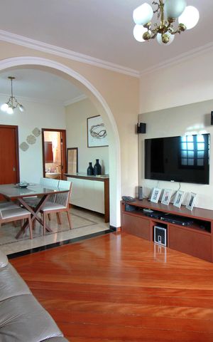 Casa à venda com 300m², 5 quartos e 2 vagasSala