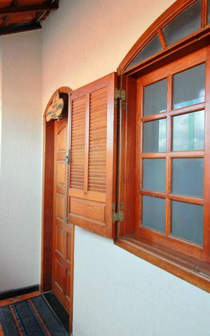 Casa à venda com 300m², 5 quartos e 2 vagasCorredor externo