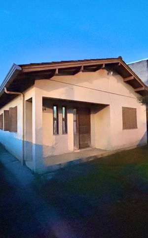 Casa à venda com 90m², 4 quartos e 3 vagas Casa à venda com 90m², 4 quartos e 3 vagasFachada